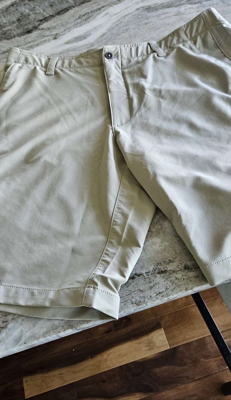 Under Armour Men's Khaki Performance Chinos Shorts  40 Waist Worn 0nce